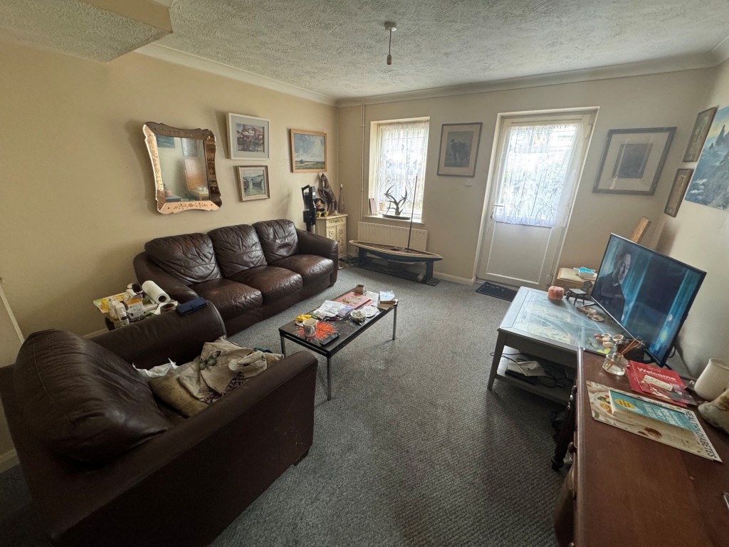 Lot: 168 - FREEHOLD TWO-BEDROOM END-TERRACE HOUSE WITH PARKING - Living room